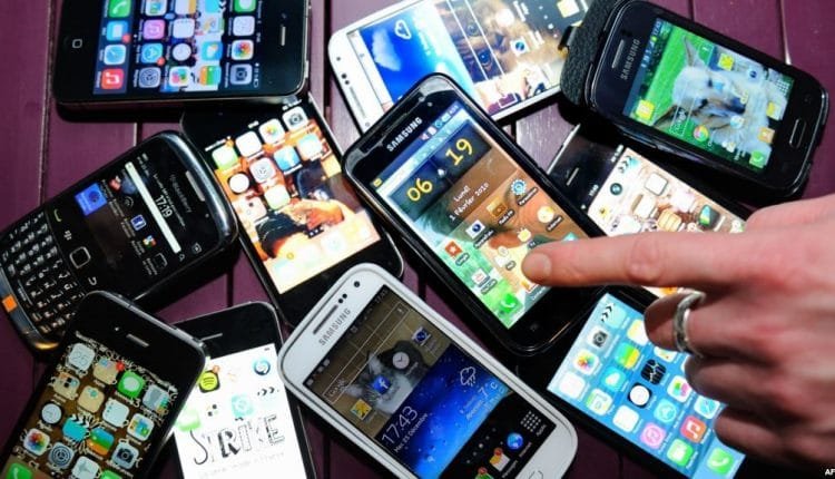 الهواتف الذكيه والتجسس