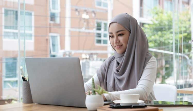 سيدة اعمال تعمل على اللابتوب