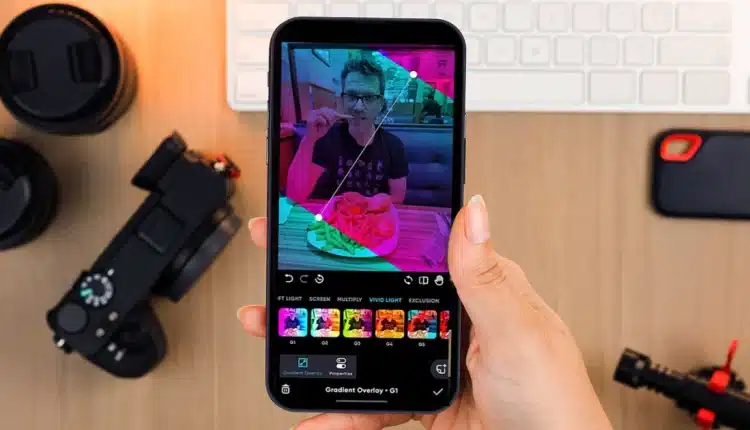 شخص يقوم بتعديل فيديو على الجوال