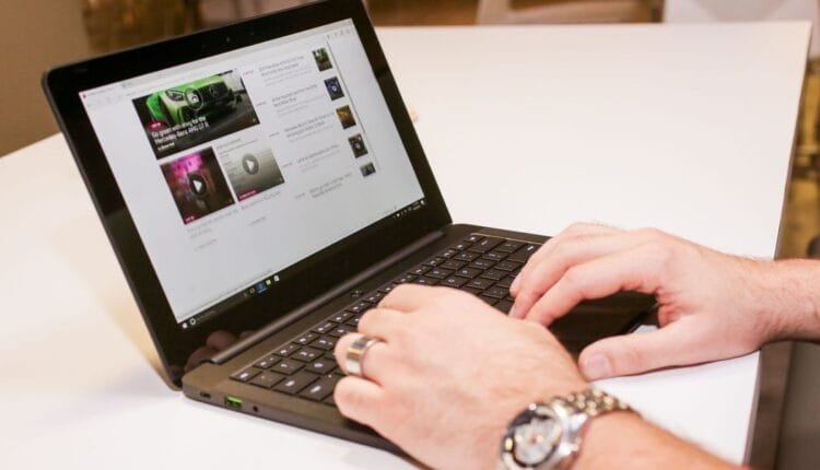 شخص يفحص اللابتوب